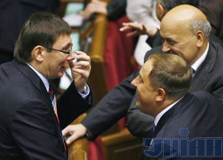 Депутати цілувалися, реготали, плювалися (фоторепортаж)