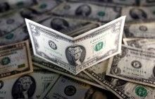 Долар тримається поблизу максимуму 14 років до основних світових валют