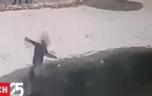 В Мелитополе двое школьниц ушли под лед (видео)