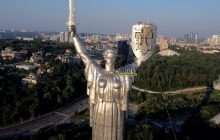 Тризуб підняли на щит "Батьківщини-матері" (фото)